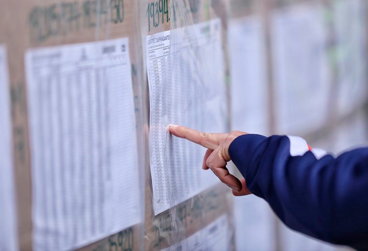 Colombianos en Bogotá buscando su lugar de votación