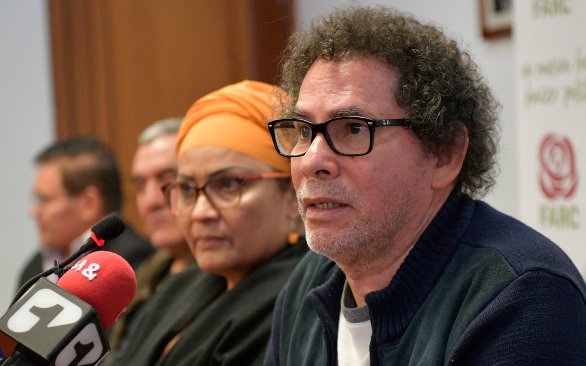 Pastor Alape y Victoria Sandino, miembros del partido político Farc.