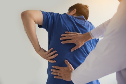 Hombre con problemas óseos - Osteoporosis