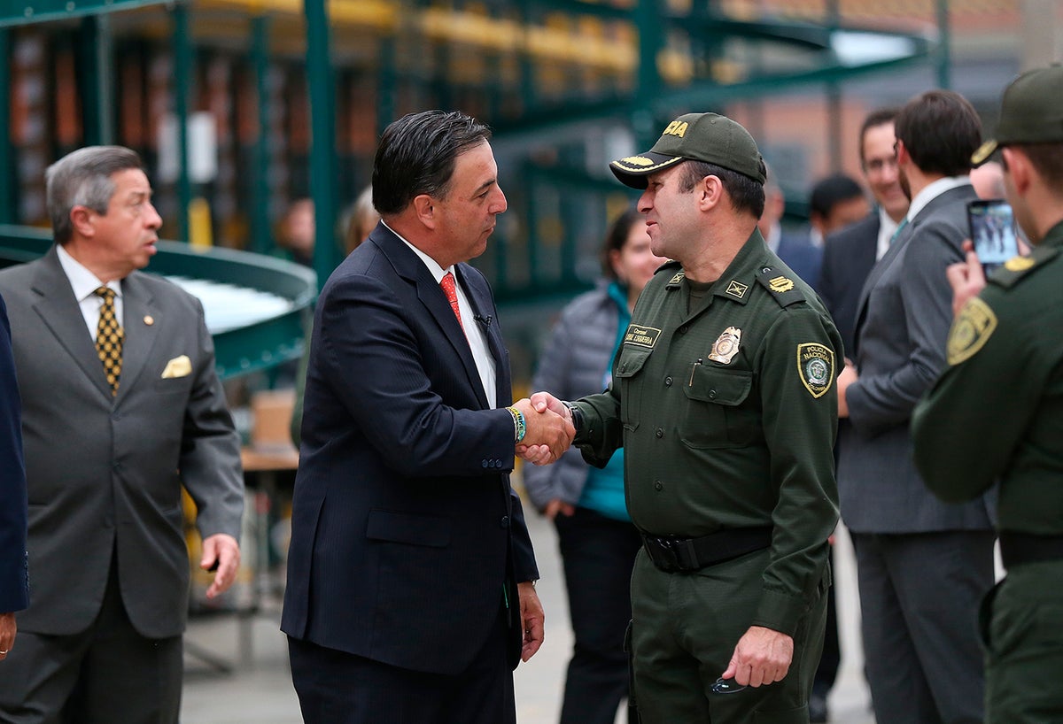 Juan Carlos Galindo, registrador nacional, saludando al coronel Jorge Eduardo Esguerra, subdirector de Seguridad Ciudadana de la Policía
