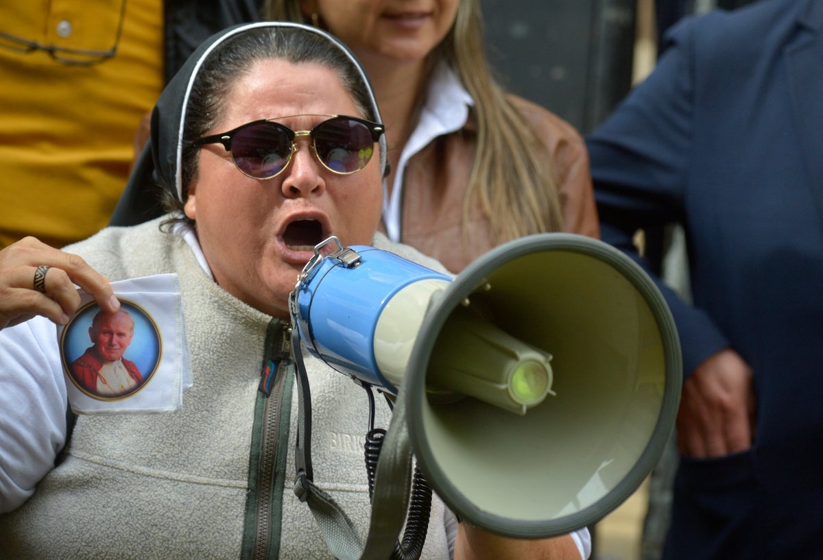 La hermana Adriana Torres participó activamente en la marcha de los seguidores del Centro Democrático.