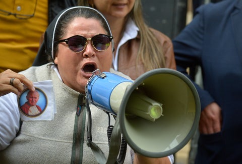 La hermana Adriana Torres participó activamente en la marcha de los seguidores del Centro Democrático.