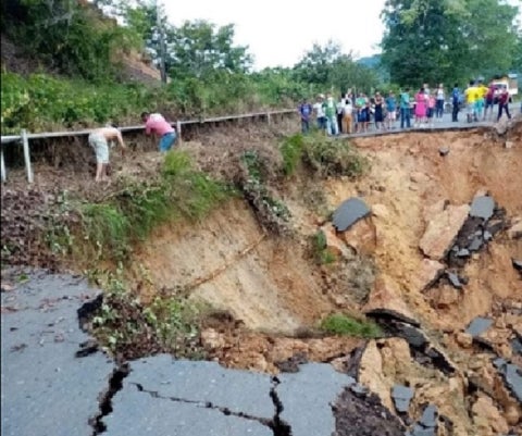 Productos como cacao y aguacate están en riesgo de perderse por el daño de la carretera.