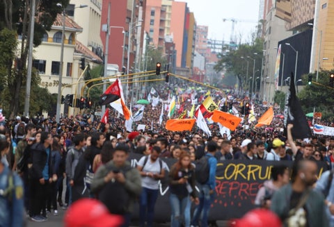 Marcha de estudiantes termina en fuertes desmanes