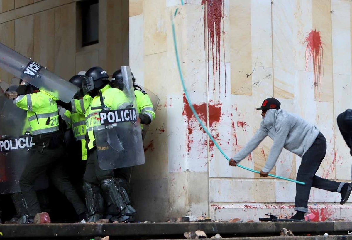 Marcha de estudiantes terminó en fuertes desmanes, en Bogotá