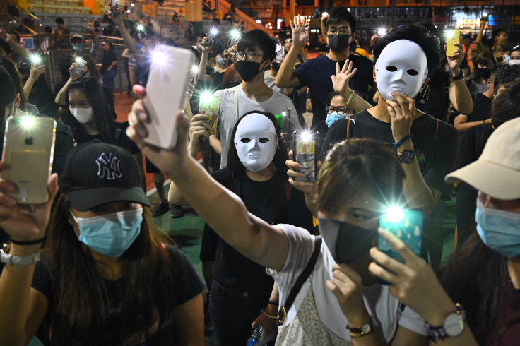 Manifestantes en Hong Kong marchan con máscaras