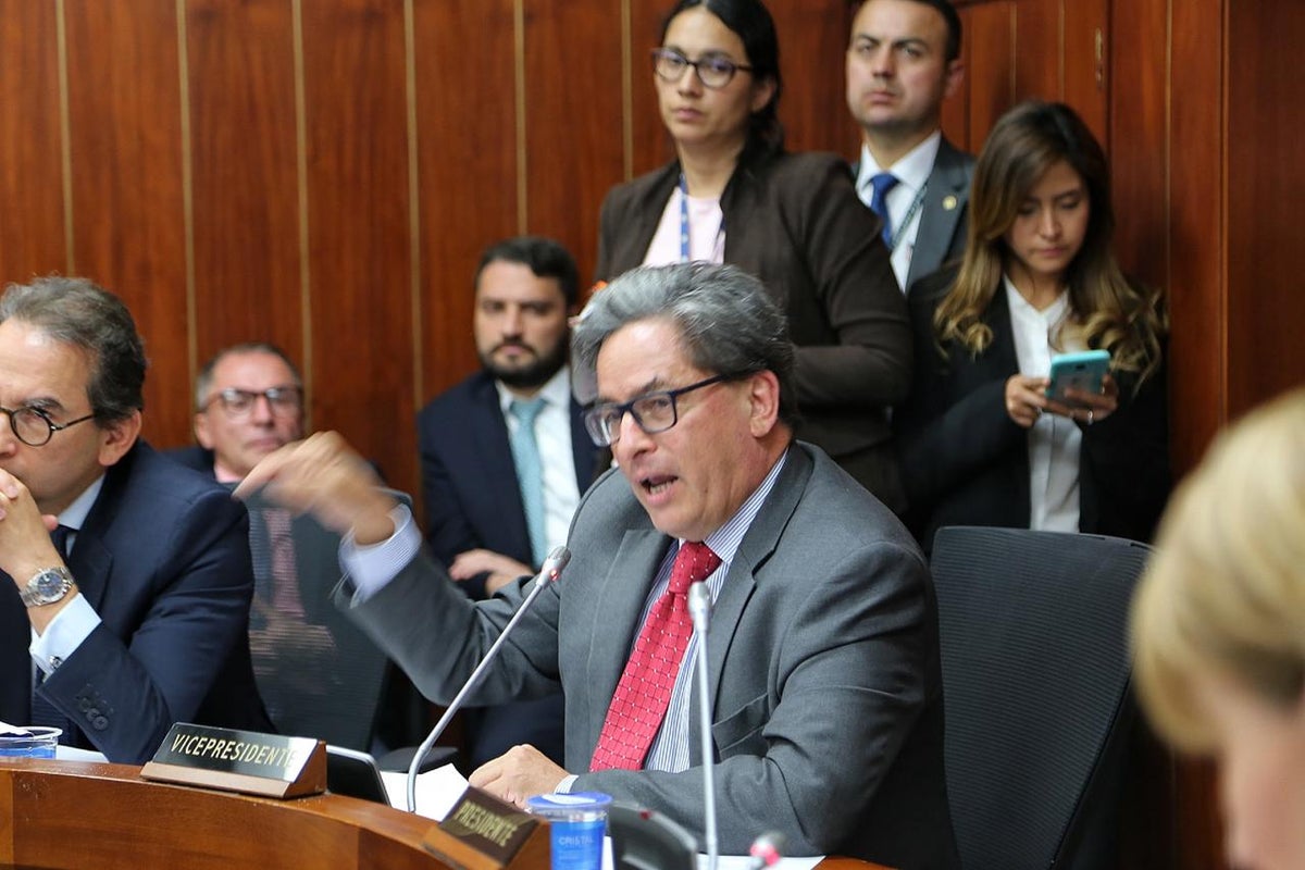 Ministro de Hacienda en la Comisión Tercera del Senado