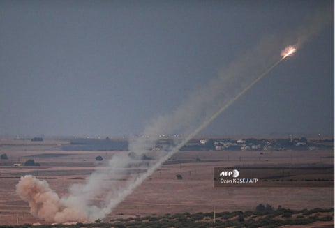 Un misil disparado por las fuerzas turcas hacia la ciudad siria de Ras al-Ain.