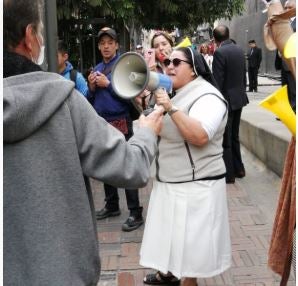 MONJA EN MANIFESTACIÓN DEL URIBISMO