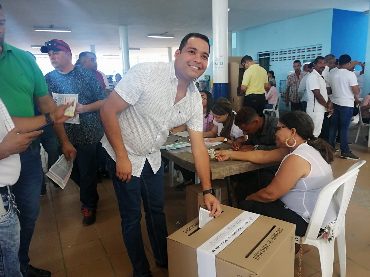 Nemesio Roys muy temprano llego a votar a la institución educativa Liceo Padilla