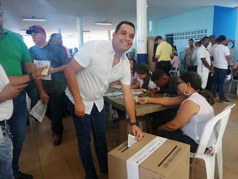 Nemesio Roys muy temprano llego a votar a la institución educativa Liceo Padilla