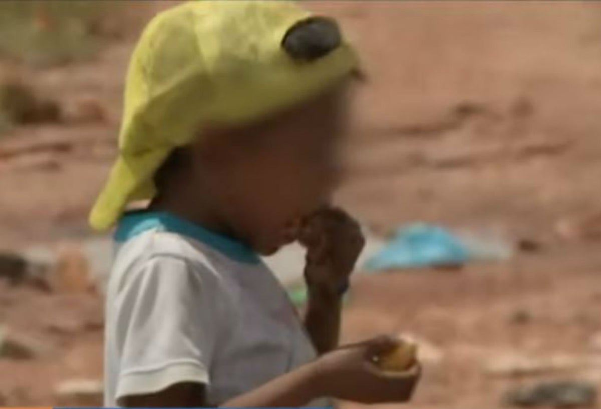Niños indígenas comen de la basura en Puerto Carreño