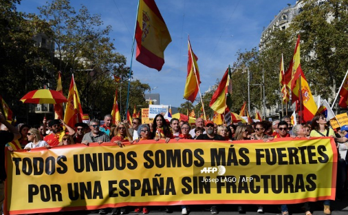 Catalanes no independentistas marchan en Barcelona