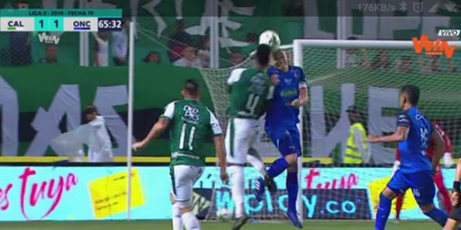 Choque de cabezas en el partido entre Once Caldas y Deportivo Cali.