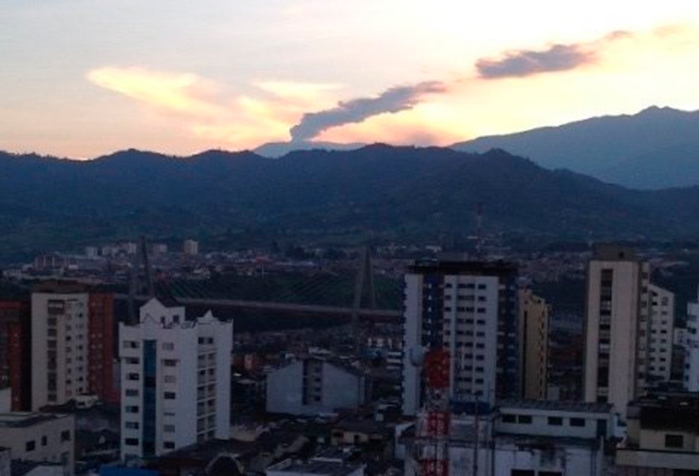 El Volcán Nevado del Ruiz y la ciudad de Pereira