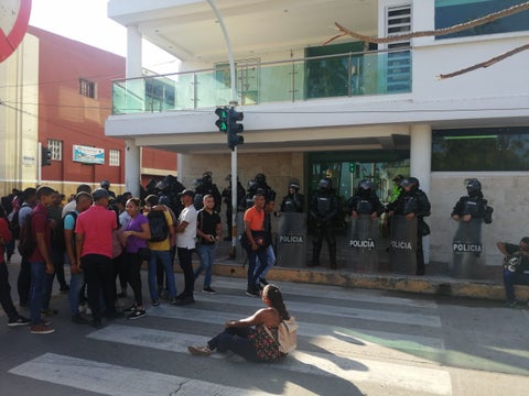 Estudiantes se amarraron en la entrada de la gobernación de La Guajira