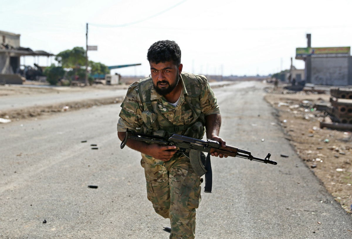 Soldado sirio huye ante ataques de Turquía