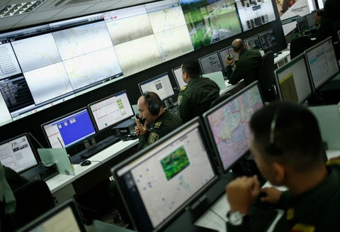 Con cámaras supervisan policías a Bogotá