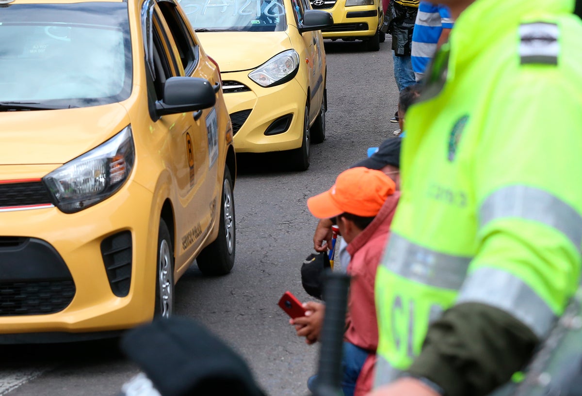 Foto de referencia de un taxi movilizándose en Bogotá