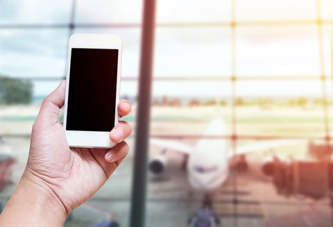 Un teléfono puesto en un aeropuerto internacional