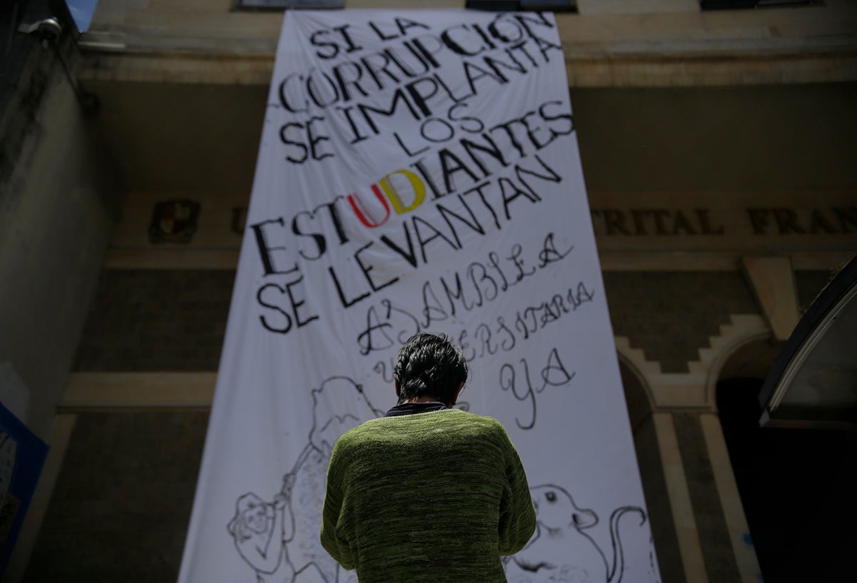 La pancarta puesta en la puerta de la Universidad Distrital Francisco José de Caldas, en Bogotá