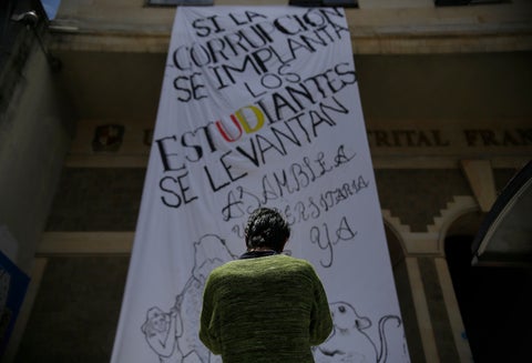 La pancarta puesta en la puerta de la Universidad Distrital Francisco José de Caldas, en Bogotá