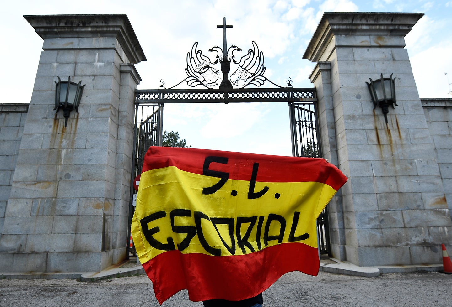 Un ciudadano se para frente al Valle de los Caídos, en Madrid (España), donde están los restos de Francisco Franco