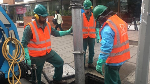 Operativo en Bogotá para limpiar alcantarillas