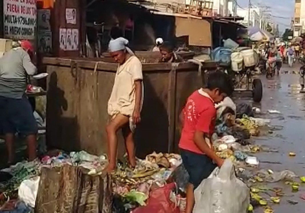 Situación de indígenas wayúu, en La Guajira, buscando comida en la basura