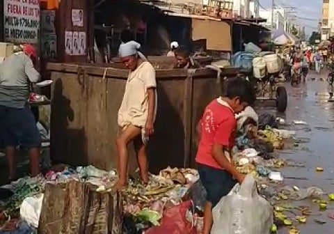Situación de indígenas wayúu, en La Guajira, buscando comida en la basura