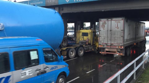 Tractomula no puede pasar por debajo del Puente de la calle 170