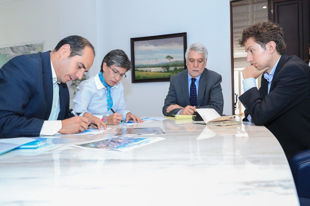 Claudia López y Enrique Peñalosa, en reunión previa al empalme en Bogotá.