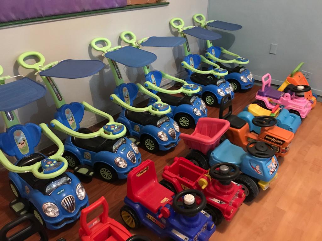 Los niños cuentan con todo tipo de juguetes.