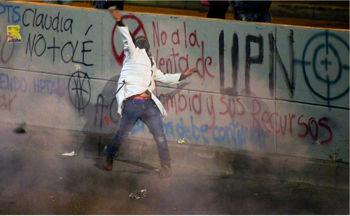 Paredes y edificaciones pintadas durante manifestaciones en Bogotá.