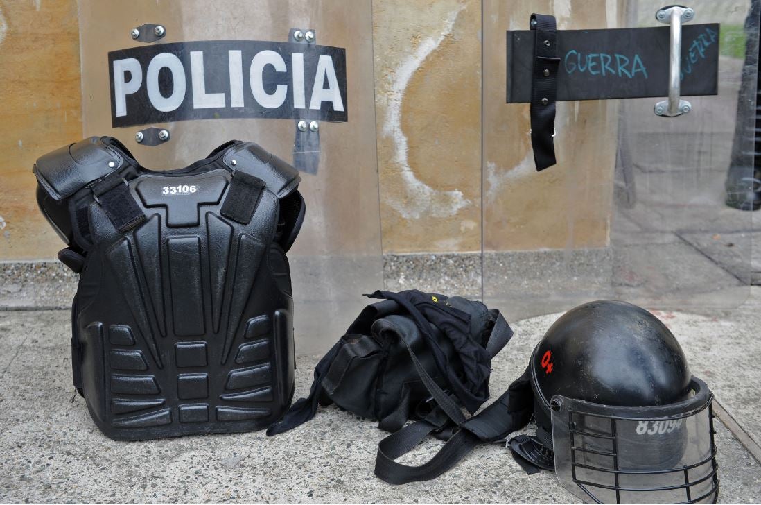 Piezas de un uniforme del Escuadrón Móvil Antidisturbios de la Policía (Esmad).