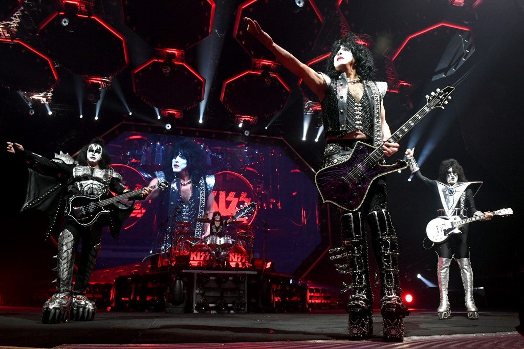 La banda de rock Kiss en concierto
