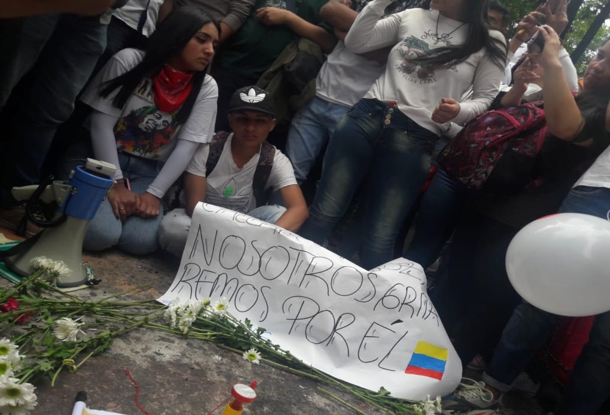 Con banderas, flores y carteles, decenas de personas realizaron una oración por el estudiante.