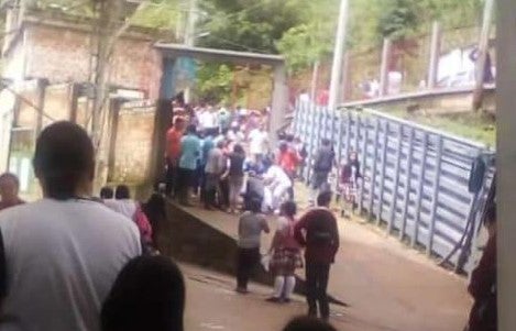Momentos de angustia se vivieron en la entrada de la institución educativa.
