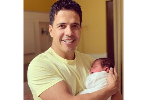 Actor Freddy Flórez con su cuarto hijo