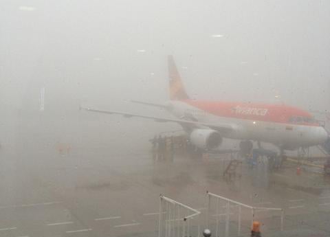 Lluvias y bancos de niebla se presentan en el aeropuerto Palonegro.