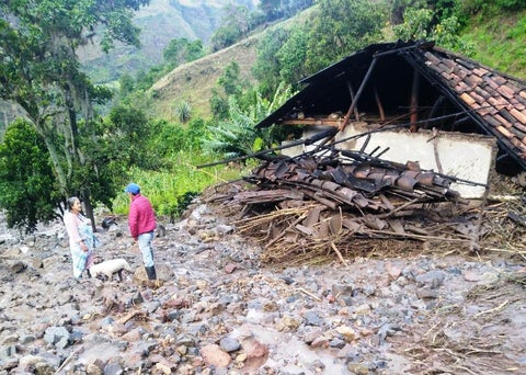 De esta casa semidestruida pro el río, despareció la mujer de avanzada edad