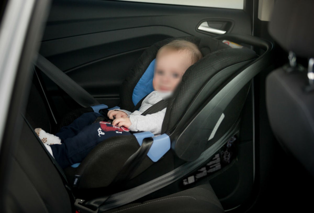 Bebé dentro de un carro