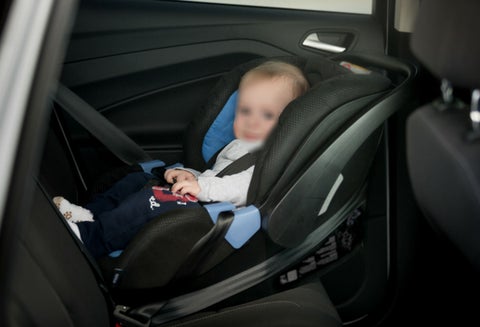 Bebé dentro de un carro