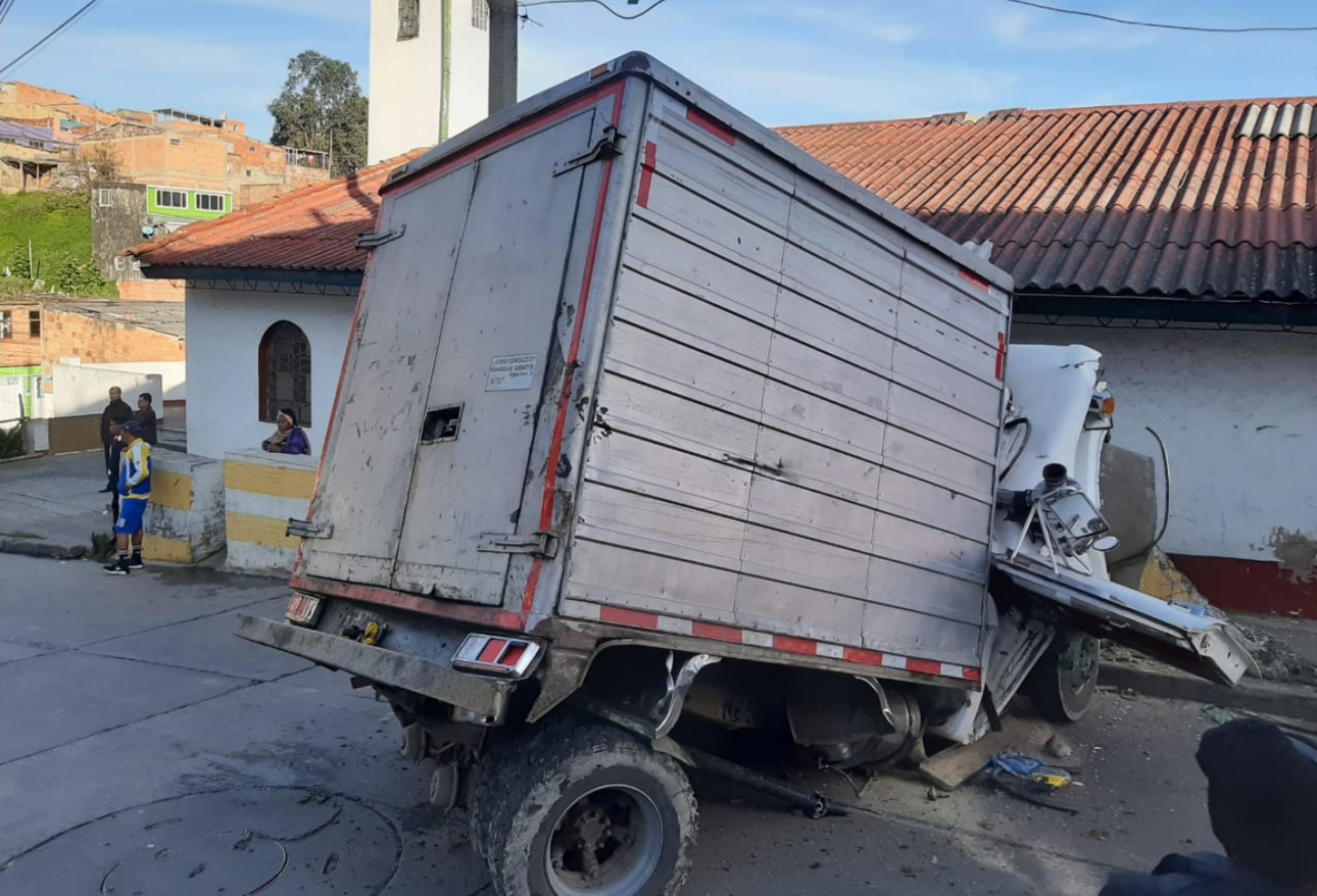 Fuerte choque de camión contra una iglesia en el sur de Bogotá - La FM