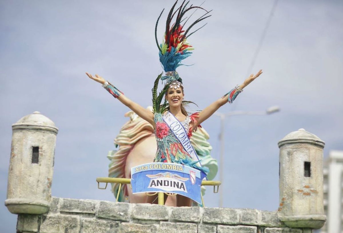 Gabriela Tafur, señorita Colombia 2019, en el desfile de traje artesanal