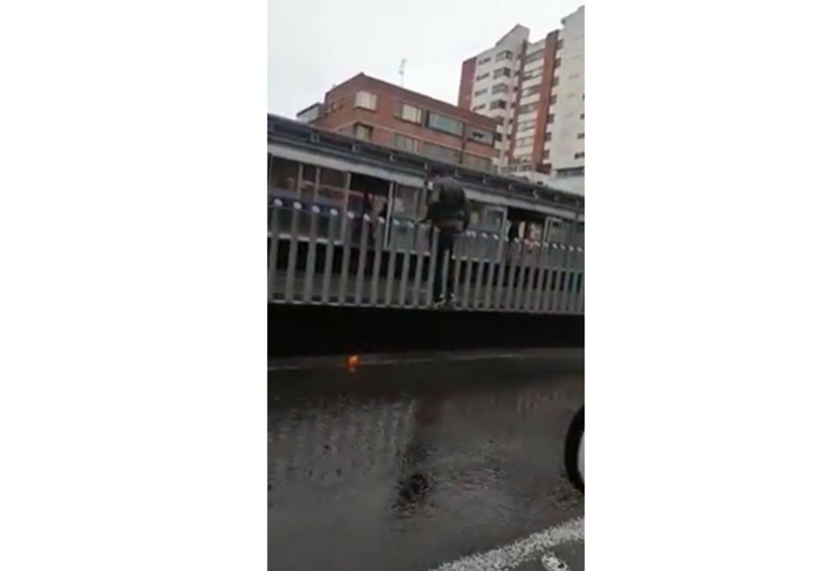 El 'drama' de un colado en Transmilenio.