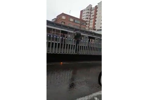 El 'drama' de un colado en Transmilenio.