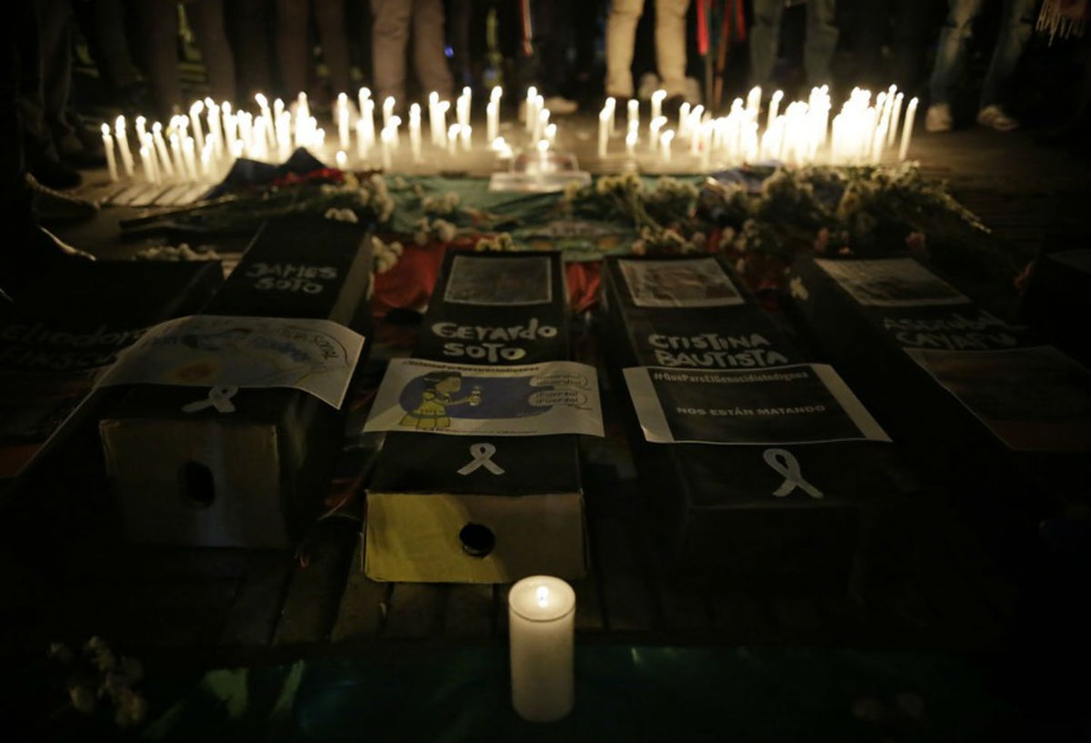 Velatón en la plaza de Bolívar de Bogotá por asesinato de indígenas.