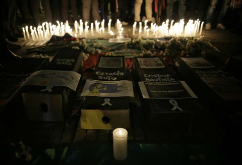 Velatón en la plaza de Bolívar de Bogotá por asesinato de indígenas.