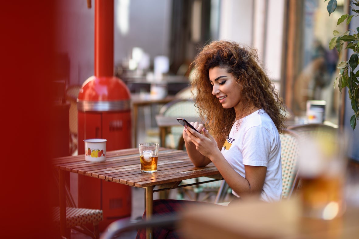 Una joven usando su smartphone